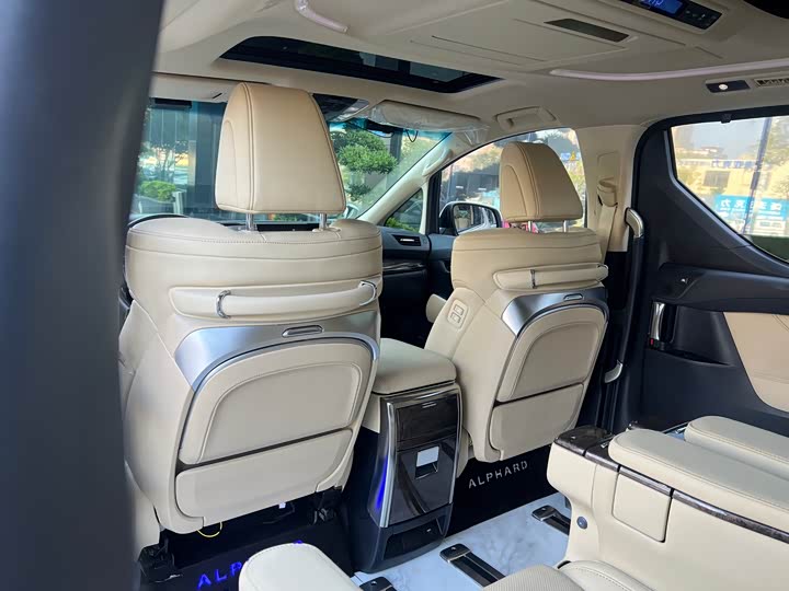 Фото 4 - Toyota Alphard