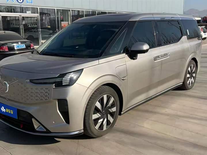 Фото 1 - Volvo EM90