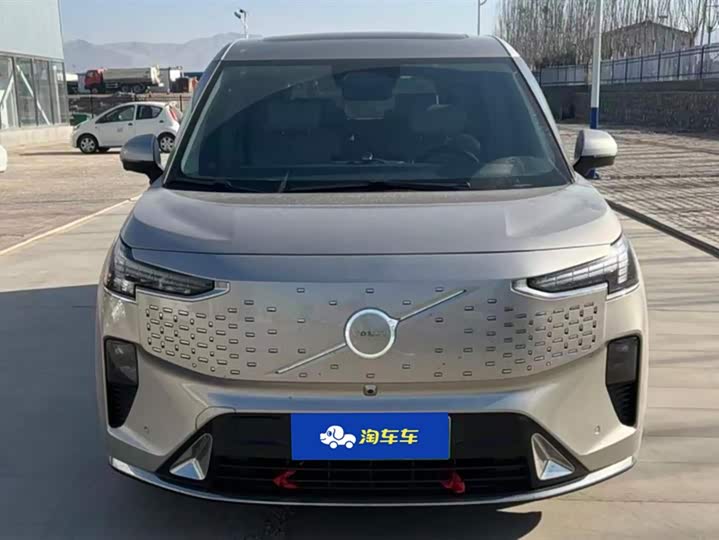 Фото 2 - Volvo EM90