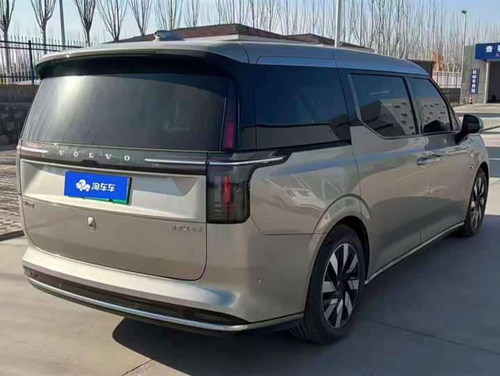 Фото 3 - Volvo EM90