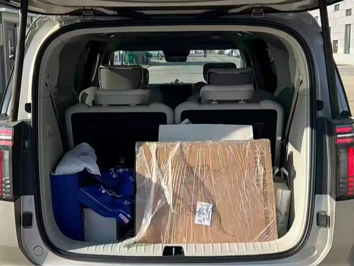 Фото 4 - Volvo EM90