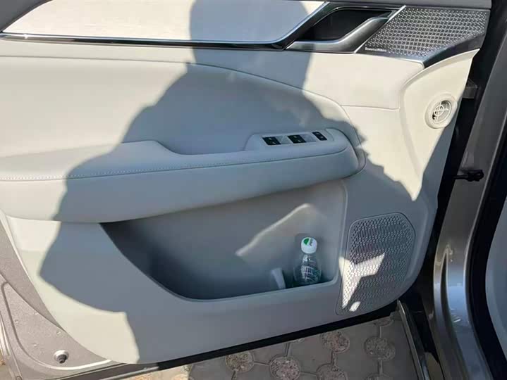 Фото 7 - Volvo EM90