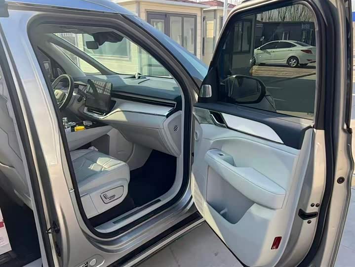 Фото 8 - Volvo EM90