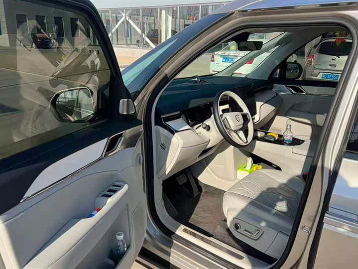 Фото 9 - Volvo EM90