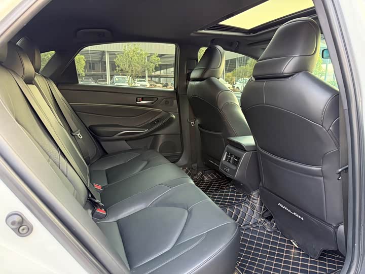 Фото 8 - Toyota Avalon