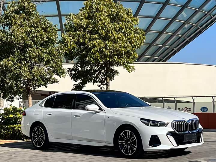 Фото 3 - BMW 5 Series