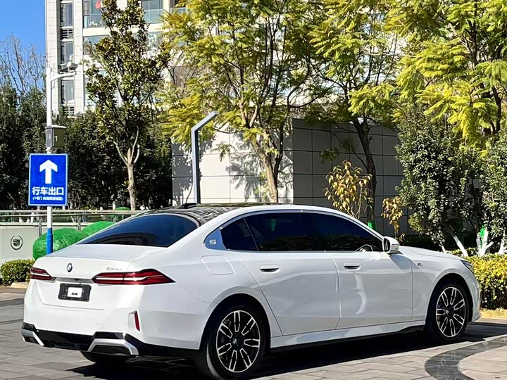 Фото 9 - BMW 5 Series