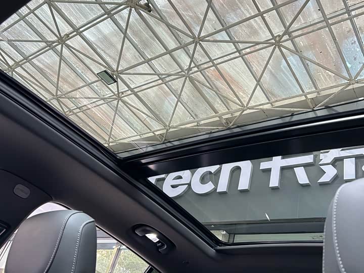 Фото 8 - Cadillac XT4