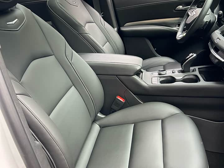 Фото 9 - Cadillac XT4