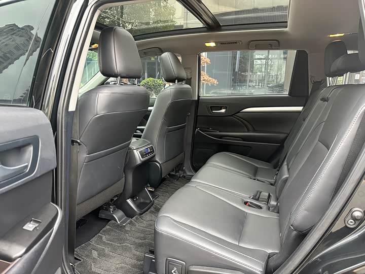 Фото 4 - Toyota Highlander