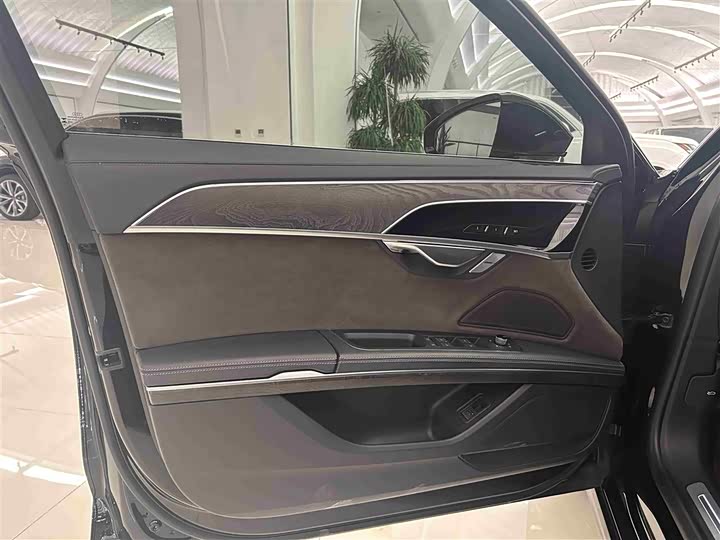 Фото 5 - Audi A8