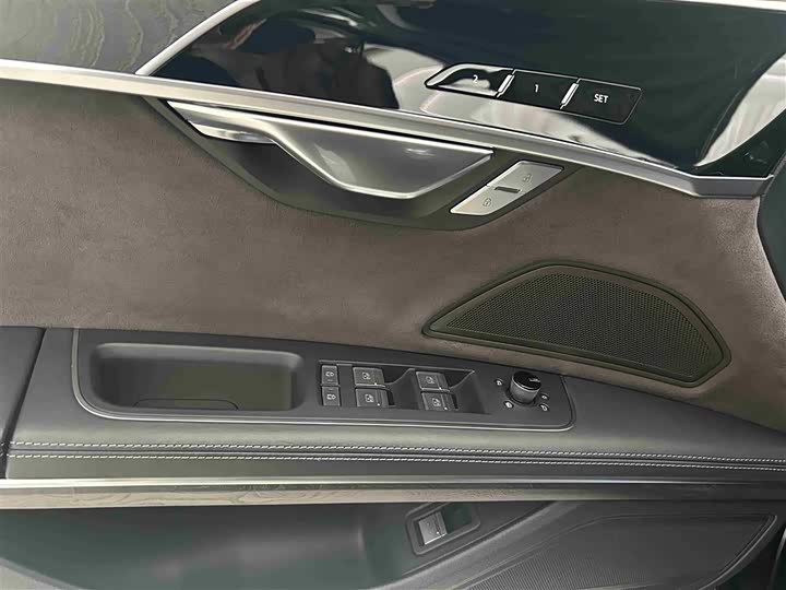 Фото 6 - Audi A8