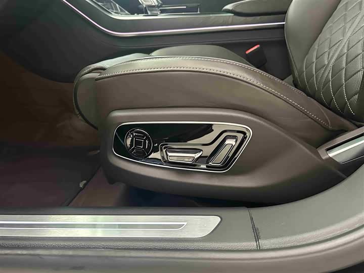 Фото 7 - Audi A8