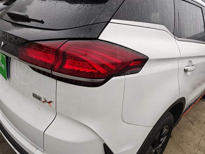 Фото 8 - Geely Atlas