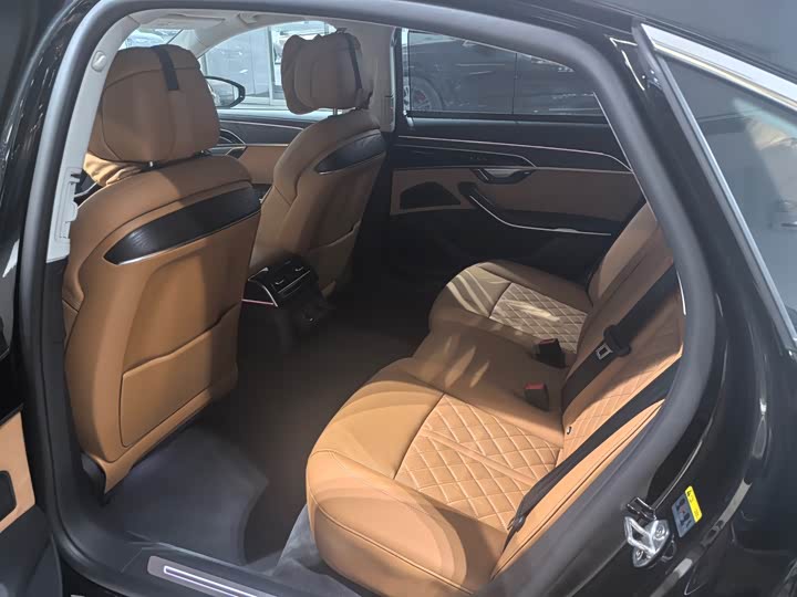 Фото 7 - Audi A8