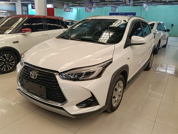 Фото 2 - Toyota Yaris L Hatchback