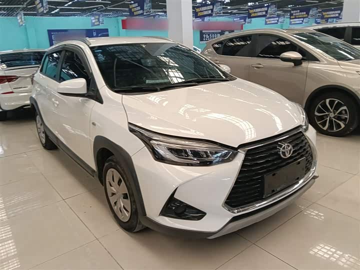 Фото 4 - Toyota Yaris L Hatchback