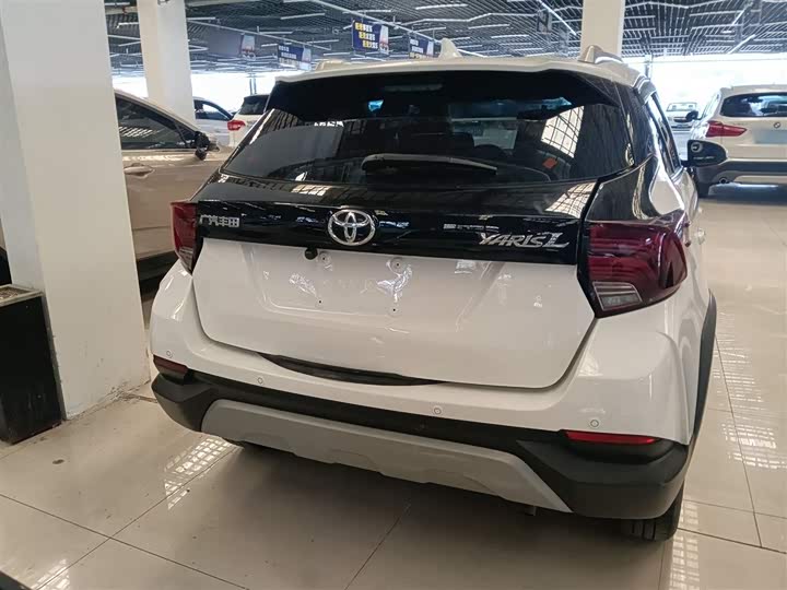 Фото 6 - Toyota Yaris L Hatchback