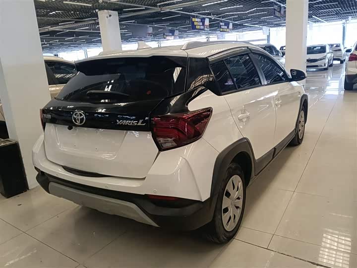 Фото 7 - Toyota Yaris L Hatchback