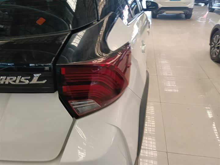 Фото 8 - Toyota Yaris L Hatchback