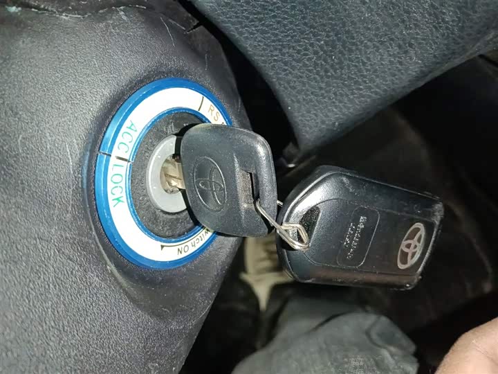 Фото 9 - Toyota Yaris L Hatchback