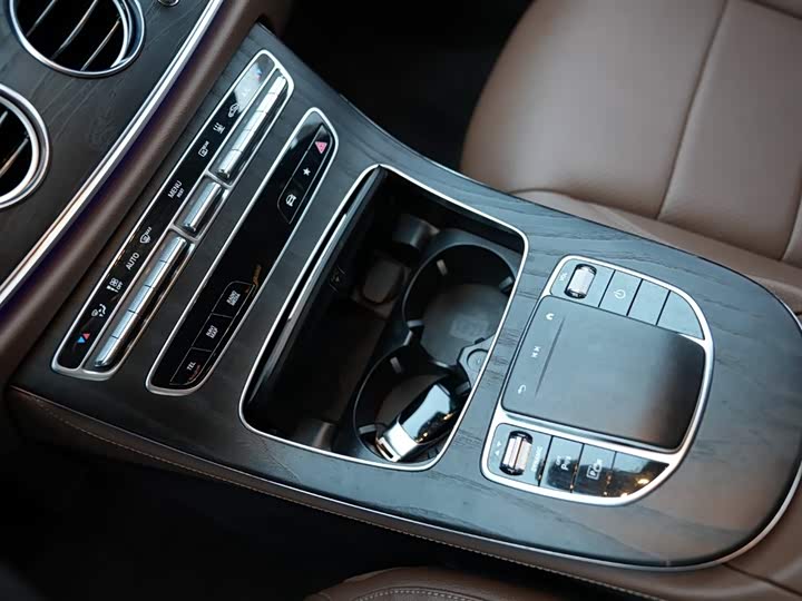 Фото 9 - Mercedes-Benz E-Class Hybrid