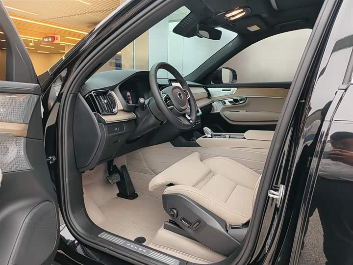 Фото 7 - Volvo XC90