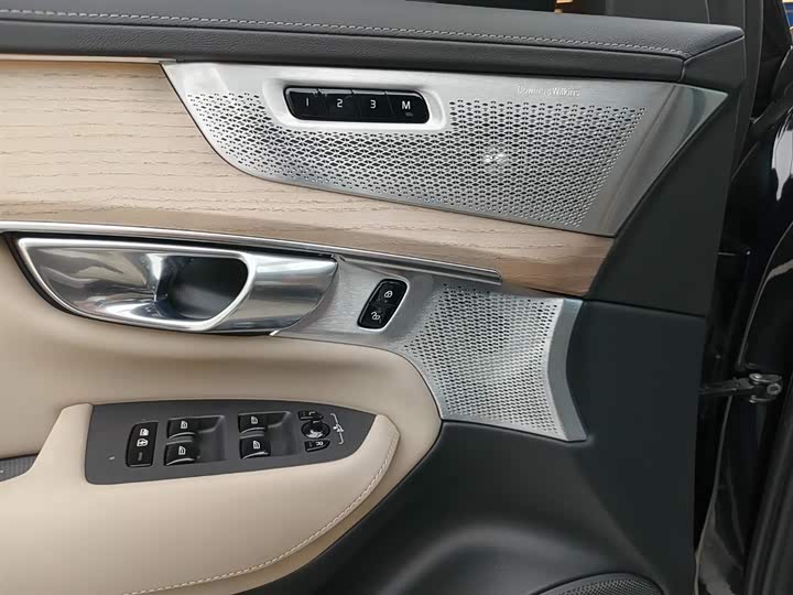 Фото 8 - Volvo XC90