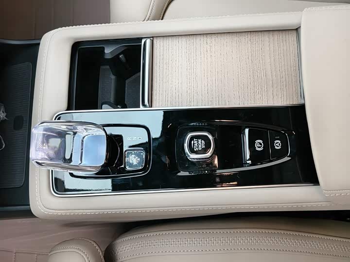 Фото 9 - Volvo XC90