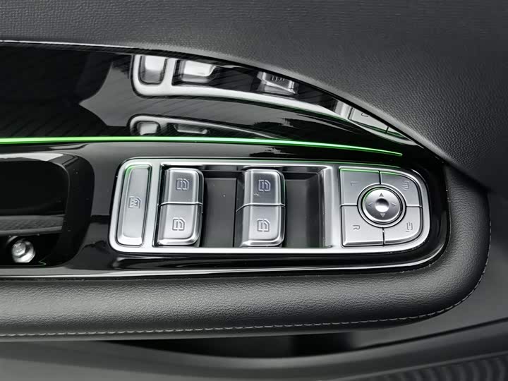 Фото 9 - Hongqi HS3 Hybrid