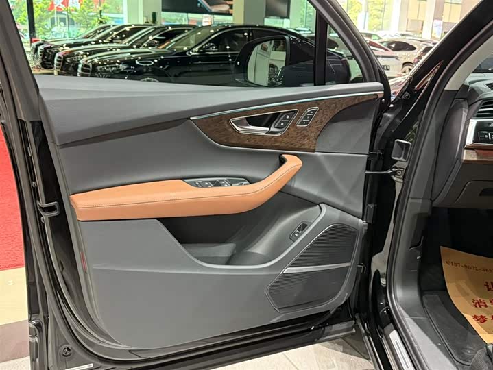 Фото 9 - Audi Q7