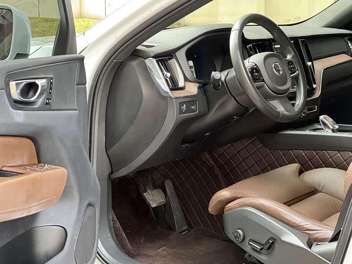 Фото 4 - Volvo XC60