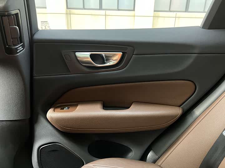 Фото 8 - Volvo XC60