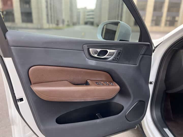 Фото 9 - Volvo XC60