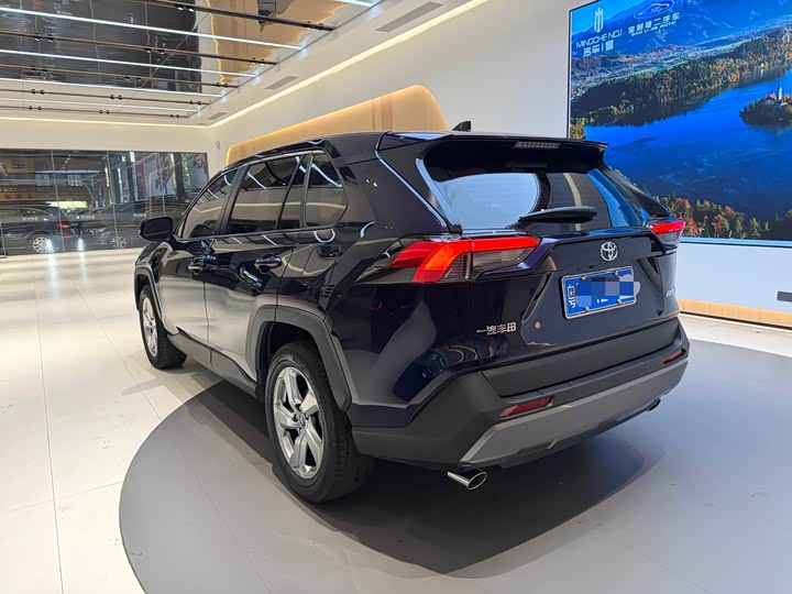 Фото 4 - Toyota RAV4