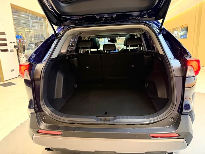 Фото 8 - Toyota RAV4