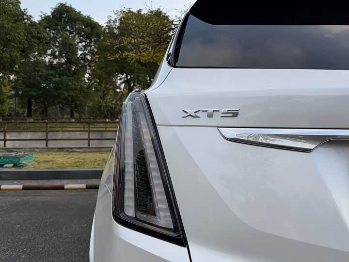 Фото 8 - Cadillac XT5