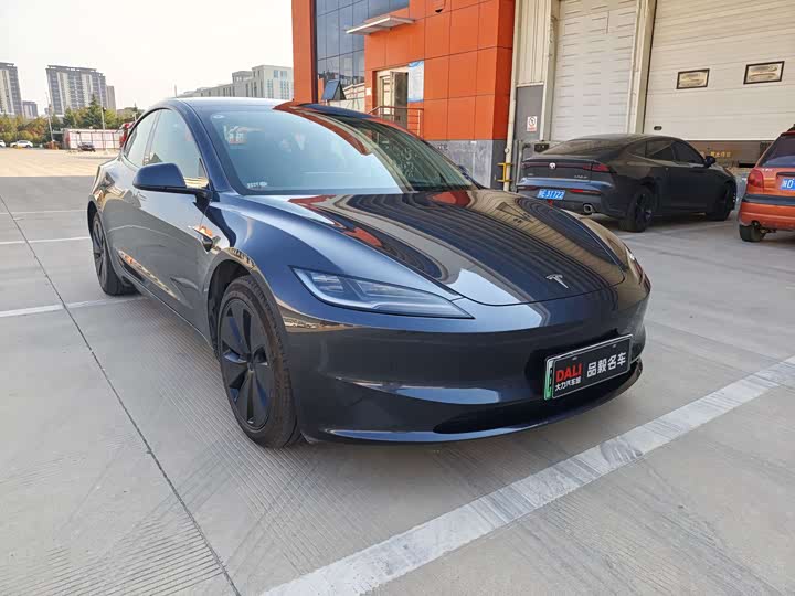 Фото 1 - Tesla Model 3
