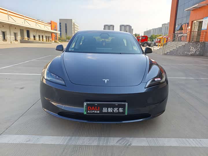 Фото 2 - Tesla Model 3