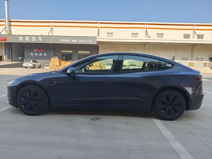 Фото 4 - Tesla Model 3