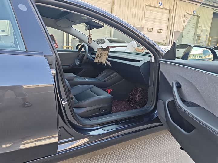 Фото 8 - Tesla Model 3