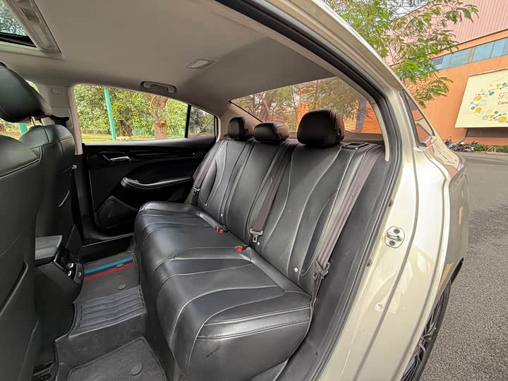 Фото 9 - Roewe i5