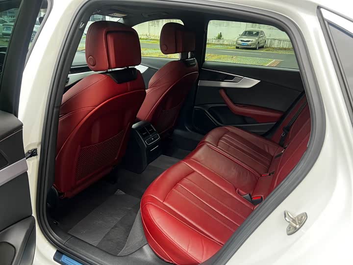 Фото 5 - Audi A4L