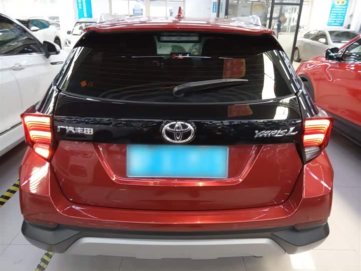 Фото 6 - Toyota Yaris L Hatchback