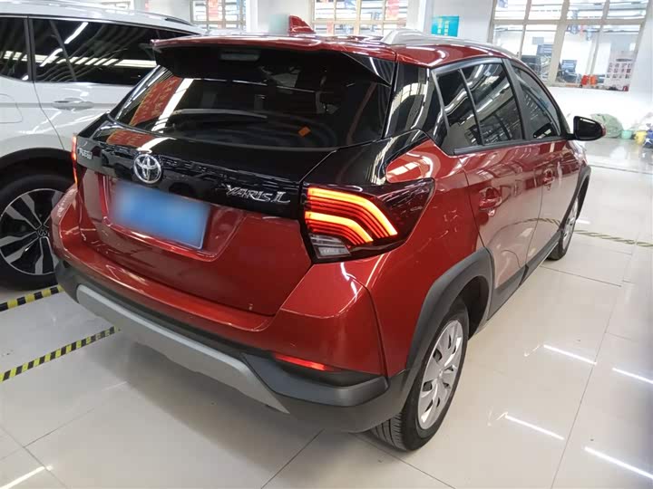 Фото 7 - Toyota Yaris L Hatchback