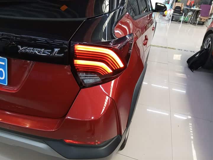 Фото 8 - Toyota Yaris L Hatchback