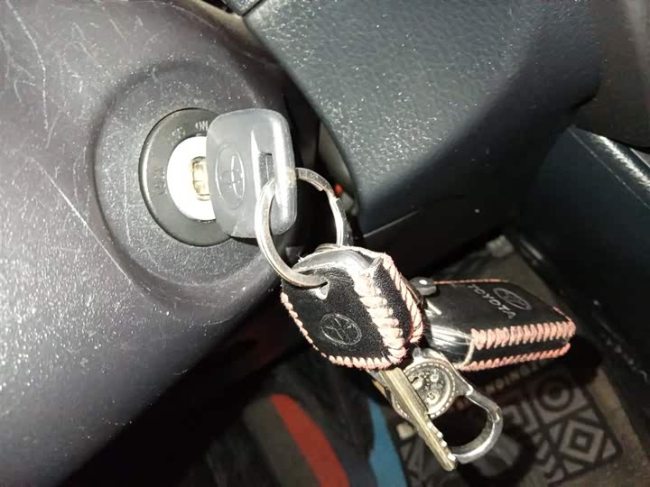 Фото 9 - Toyota Yaris L Hatchback