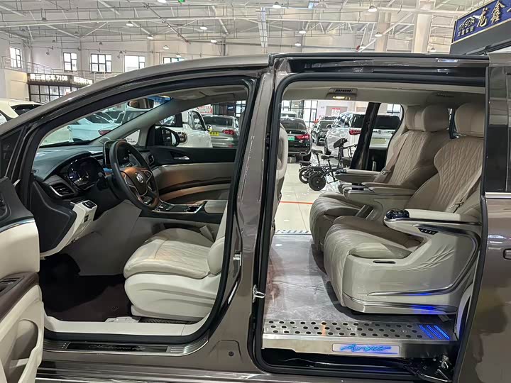 Фото 7 - Buick GL8 ES