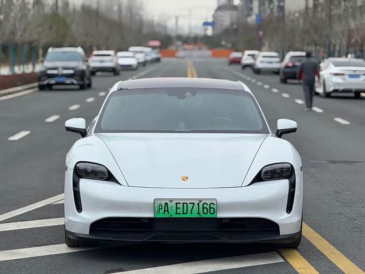 Фото 2 - Porsche Taycan
