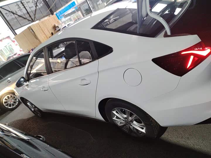 Фото 5 - Roewe i5